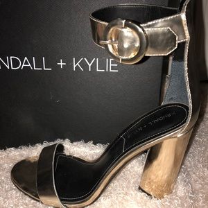 BRAND NEW KENDAL AND KYLIE GOLD CHUNKIE HEELS